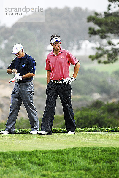 Ein Golfer lächelt in Torrey Pines in San Diego  Kalifornien  während der U.S. Open.