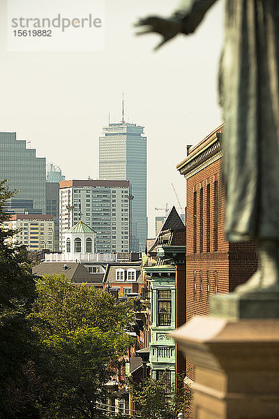 Das Prudential Center und das Stadtzentrum von Boston  Massachusetts  von Charlestown aus gesehen.