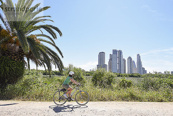 Ein Mädchen Reiten Bamboo Fahrrad auf Dirt Road in Buenos Aires  Argentinien