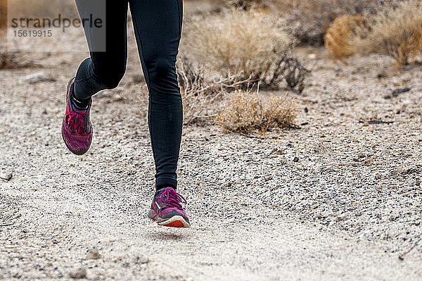 enge Aufnahme von Beinen und Füßen beim Trailrunning