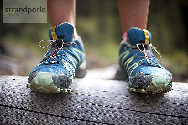 Fotografie mit Laufschuhen an den Füßen einer Frau  Rattlesnake Mountains  Missoula  Montana  USA