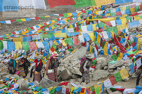 Viele bunte Gebetsfahnen am Dolma La Pass in Tibet