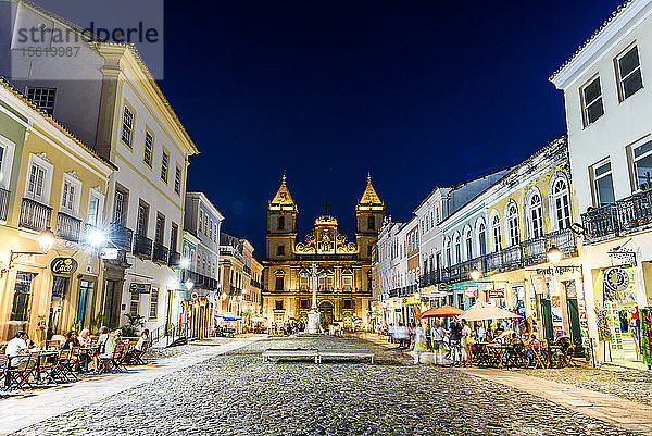 Pelourinho-Viertel bei Nacht in der historischen Altstadt von Salvador  Bahia  Brasilien