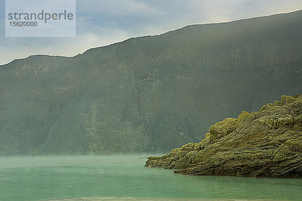 Saurer Kratersee im Inneren des Vulkans Kawah Ijen  Banyuwangi  Java  Indonesien