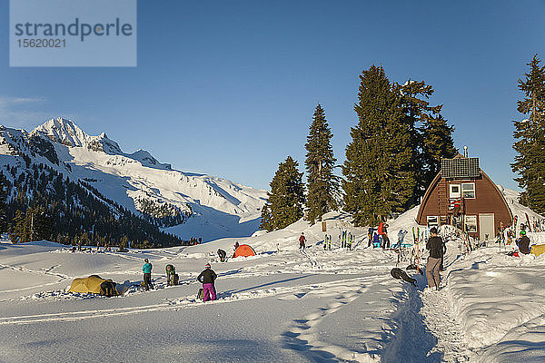 Gruppe von Skifahrern in der Nähe der Elfin Lakes-Hütte im Garibaldi Provincial Park  British Columbia  Kanada