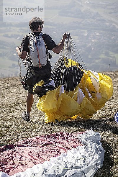 Der I Frate ist ein freundschaftliches Treffen zwischen Gleitschirmfliegern auf den Höhen des Mont Sal?ï¿½ve mit Blick auf den Genfer See und Genf  Schweiz. Ein Ort  der mit Dutzenden von Gleitschirmen bekannt ist  die täglich zu einem majestätischen Flug über die Schweiz fliegen.