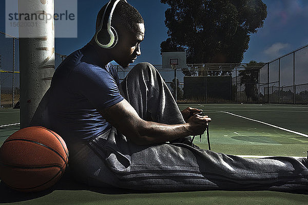 Ein Basketballspieler schnürt seine Turnschuhe vor einem Spiel in San Diego  Kalifornien.