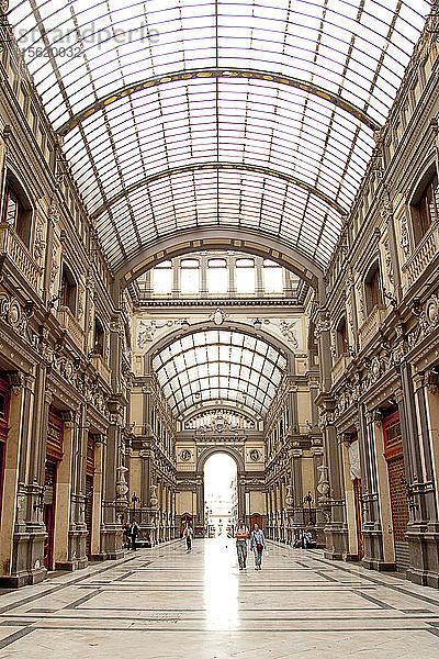 Am nördlichen Ende des Dante  in der Via Enrico Pessina 1  befindet sich die sehr schöne  aber leer stehende Jugendstilgalerie Galleria Principe di Napoli aus dem Jahr 1839.
