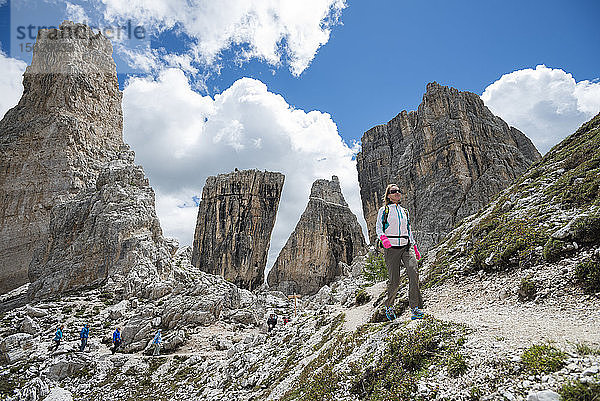 Eine Frau beim Wandern im Gebiet der Cinque Torri in den Dolomiten  Italien