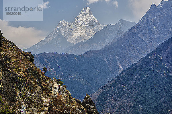 Langzeitbelichtung von Bergsteigern und Trägern im Tengboche-Kloster