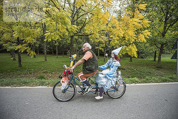 Pinocchio  Geppetto und die Blaue Fee auf einem Fahrrad. Eroica ist eine Radsportveranstaltung  die seit 1997 in der Provinz Siena stattfindet  mit Strecken  die meist auf unbefestigten Straßen mit alten Fahrrädern zurückgelegt werden. Normalerweise findet sie am ersten Sonntag im Oktober statt.