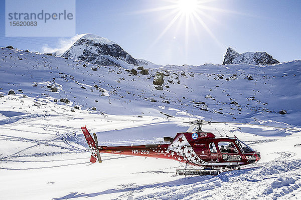 Hubschrauber steht im Schnee auf einem Bergï¿½ï¿½