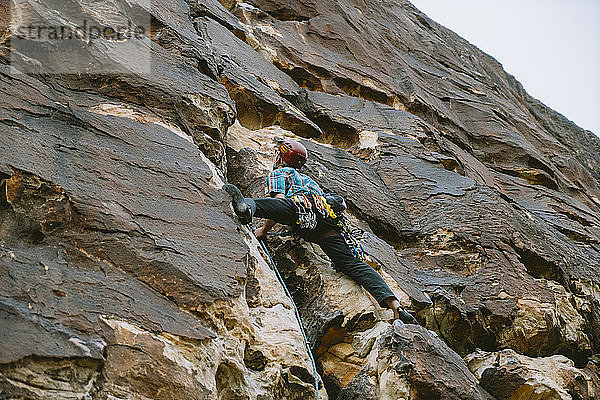 Ein Kletterer führt Ragged Edges (5.7) im Red Rock Canyon  Nevada