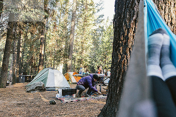 Bergsteiger sortieren ihre Ausrüstung auf einem Campingplatz in Yosemite.