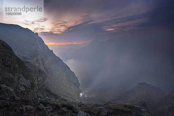 Blaue Flammen aus geschmolzenem Schwefel brennen in der Mine im Krater des Vulkans Kawah Ijen  Banyuwangi  Java  Indonesien