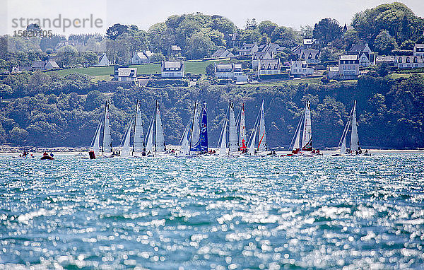 22 Diam 24 One Design beim Grand Prix Guyader  Bucht von Douarnenez  Bretagne  Frankreich. Die Diam 24OD ist schnell bei leichtem Wind und selbstbewusst bei stärkerer Brise  ohne dass man dafür sportliche Höchstleistungen erbringen muss. Die Diam 24 ist das neue Boot für die Tour de France ?ï¿½ la Voile 2015.