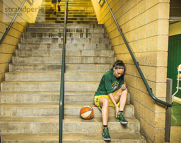 Eine Basketballspielerin sitzt auf den Stufen und bereitet sich auf das Spiel vor  Seattle  Washington  USA