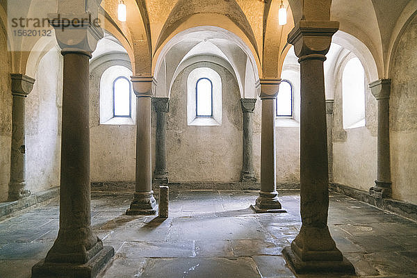 Innendetail der Kircheï¿½Grossmünsterï¿½mit Säulengang  Zürich  Schweiz