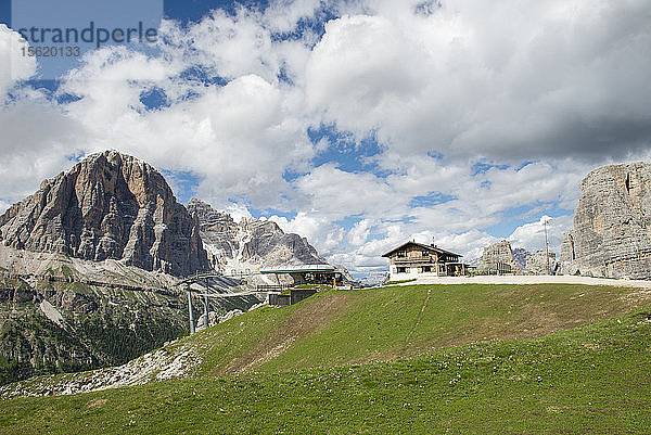 Rifugio Scoiattoli im Gebiet der Cinque Torri in den Dolomiten  Italien