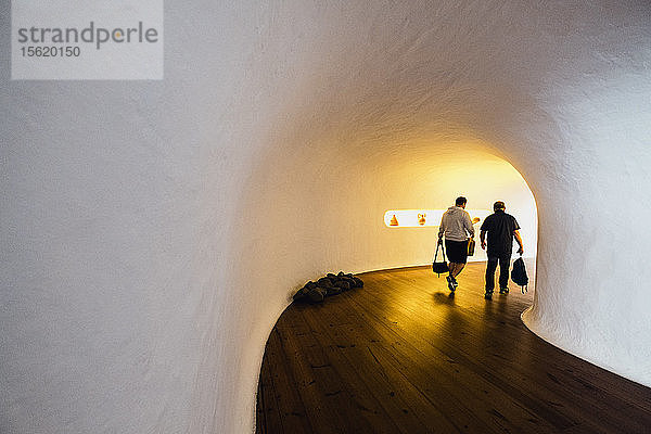 Männer gehen durch den Korridor in Mirador del Rio von Cesar Manrique  Lanzarote  Spanien