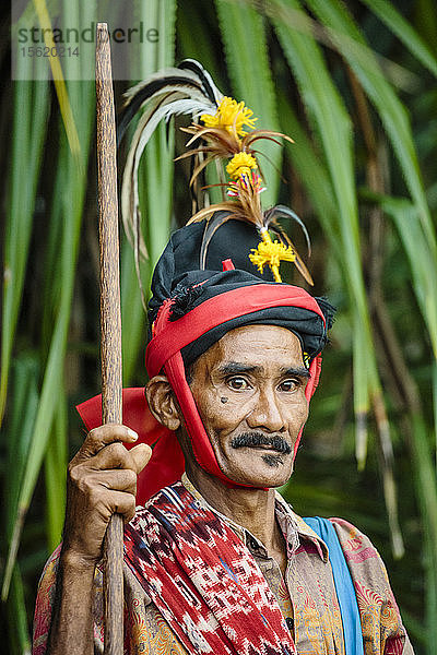 Porträt eines älteren Mannes in traditioneller Tracht  Pasola-Festival  Insel Sumba  Indonesien