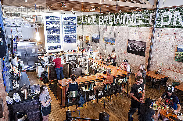 Menschen genießen High Alpine Brewery in Gunnison  Colorado  Usa