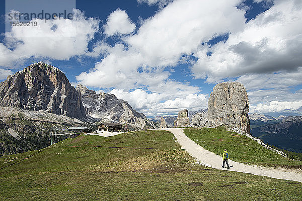 Ein Mann wandert in Richtung der Scoiattoli-Hütte im Gebiet der Cinque Torri in den Dolomiten  Italien
