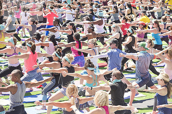Menschen  die während des Yoga-Festivals am Santa Monica Pier in Santa Monica  Kalifornien  USA  die Haltung des Kriegers 2 einnehmen