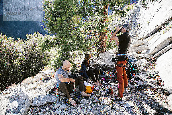Kletterer am Fuß von The Grack (5.6) im Yosemite Valley.