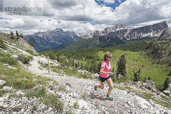 Eine Frau Trail Running auf der Cinque Torri Bereich in den Dolomiten  Italien