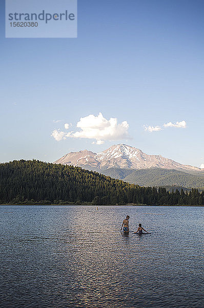 Fernblick auf ein schwimmendes Paar im Lakeï¾ Siskiyou mit Berggipfel im Hintergrund  Kalifornien  USA