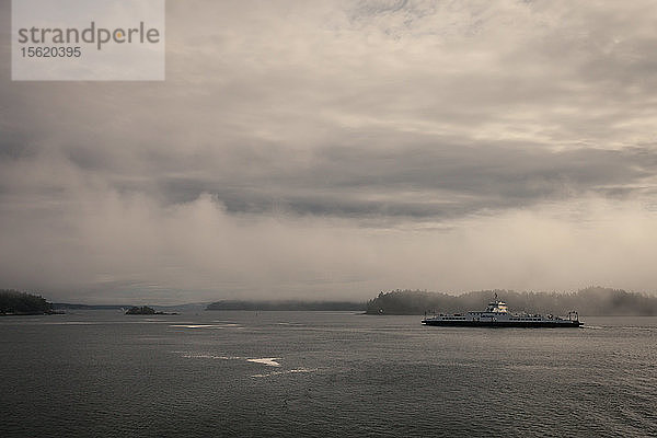 Ein kleines Bc Ferries-Schiff transportiert Fahrzeuge und Passagiere zwischen den Golfinseln in der Salish Sea