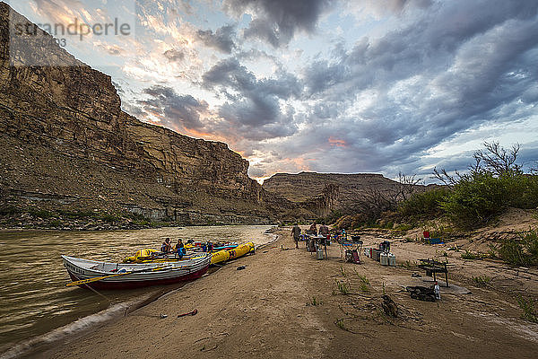 Malerischer Sonnenuntergang im Camp der Rafting-Tour  Abschnitt Desolation/Gray Canyon  Utah  USA
