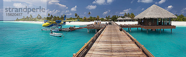 Panorama mit Werft  Stelzenhaus und Wasserflugzeug