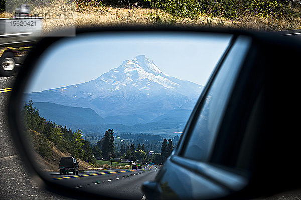 Der schneebedeckte Mt. Hood ist im Rückspiegel eines Autos außerhalb von Hood River  Oregon  zu sehen.