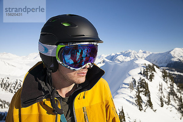 Porträt eines Skifahrers im Garibaldi Provincial Park  British Columbia  Kanada