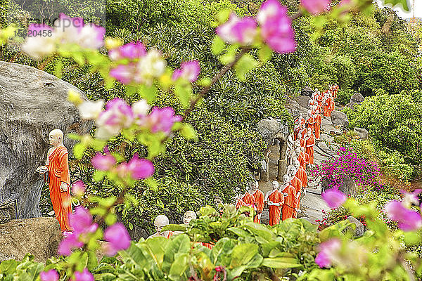 Dambulla-Höhlentempel  Buddhistische Mönchsstatuen  Dambulla  Sri Lanka  Buddhistische Mönche in Dambulla  Sri Lanka