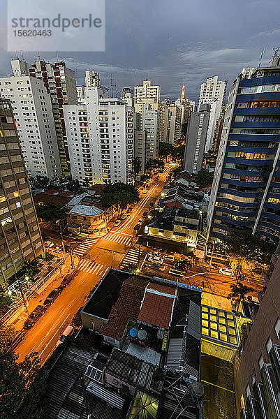 Frühabendlicher Blick auf hohe Wohngebäude im Zentrum von São Paulo  Brasilien