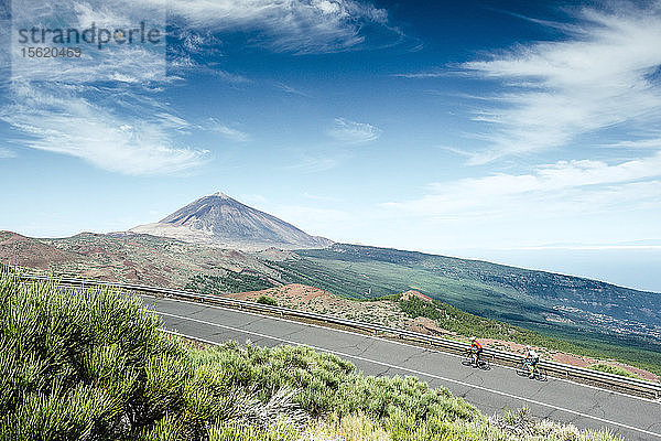 Zwei Radfahrer auf einer Bergstraße mit dem Berg Teide im Hintergrund  Teide-Nationalpark  Teneriffa  Kanarische Inseln  Spanien