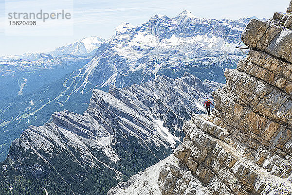 Mann beim Klettern auf dem Klettersteig Ivano Dibona in den Dolomiten  Italien