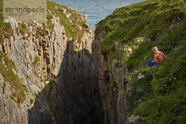 Die Profikletterer Jacopo Larcher  Barbara Zangerl  Roland Hemetzberger und Lara Neumeier auf einer Klettertour in Wales  Großbritannien.