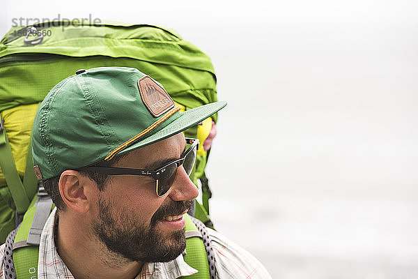 Nahaufnahme eines Rucksacktouristen an der Lost Coast