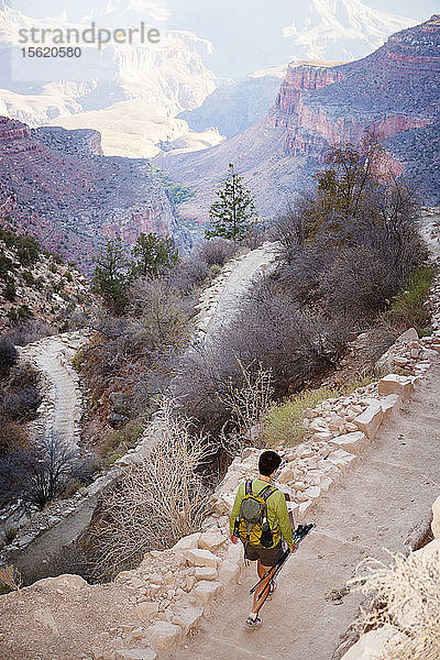 Blick auf eine Wanderin  die den South Kaibab Trail im Grand Canyon National Park hinunterwandert.