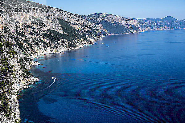 Küstenlandschaft während der Wanderung auf dem Selvaggio Blu  einer 6-tägigen Wanderung  die wegen des Wassermangels  einiger Kletter- und Abseilpassagen und der oft schwierigen Wegfindung als die härteste in Europa gilt. Sardinien  Italien.