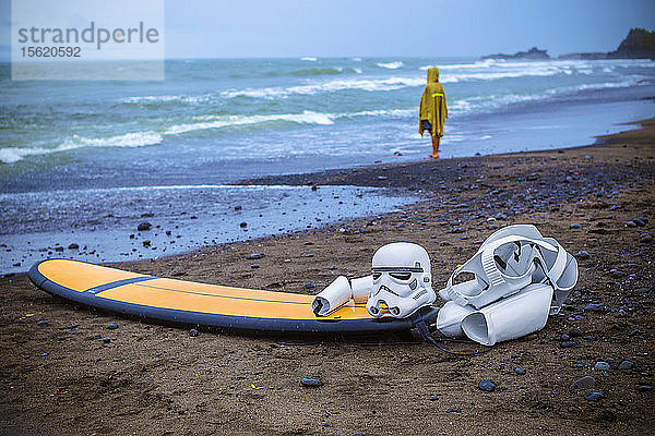 Surfen in einem Karnevalskostüm  Bali  Indonesien.