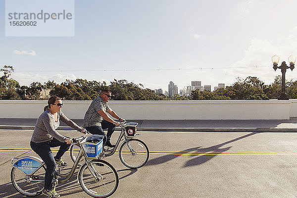 Ein Paar fährt am 12. Dezember 2015 im Balboa Park in San Diego Fahrrad.