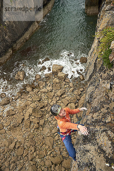 Die Profikletterer Jacopo Larcher  Barbara Zangerl  Roland Hemetzberger und Lara Neumeier auf einer Klettertour in Wales  Großbritannien.