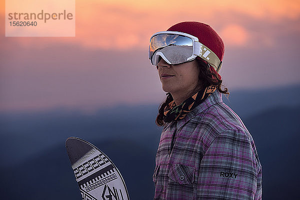 Snowboarderin Sandra Hillen  Porträt bei Sonnenuntergang am Mt. Hood