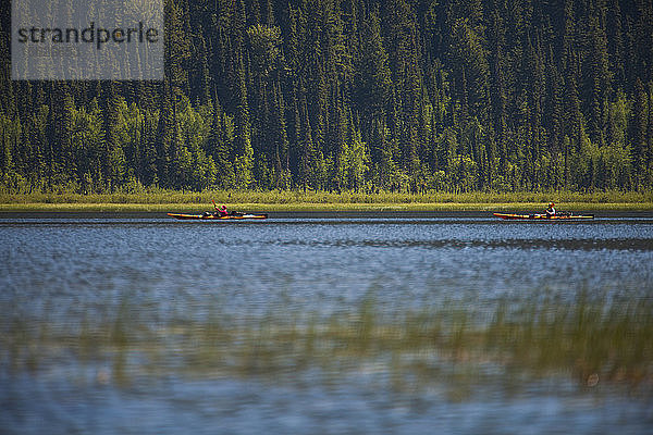 Zwei Kajakfahrer paddeln auf dem Bowron Lake im Bowron Lake Provincial Park.