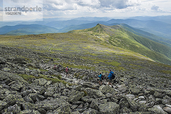 Wanderer auf dem Crawford-Pfad beim Verlassen des Gipfels des Mount Washington  New Hampshire